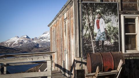 Ein Ausstellungsbild aus Ecuador aus dem Klimaprojekt „Tropic Ice“ in Grönland.