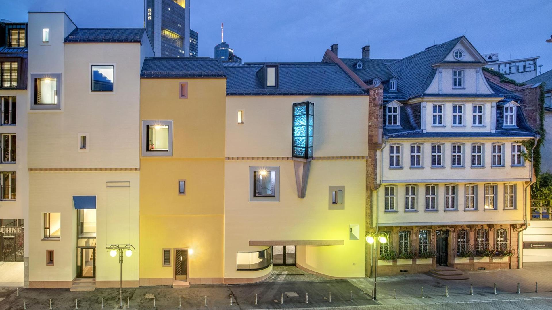 Das Deutsche Romantik-Museum in Frankfurt am Main und rechts daneben das Goethe-Haus in abendlicher Beleuchtung.