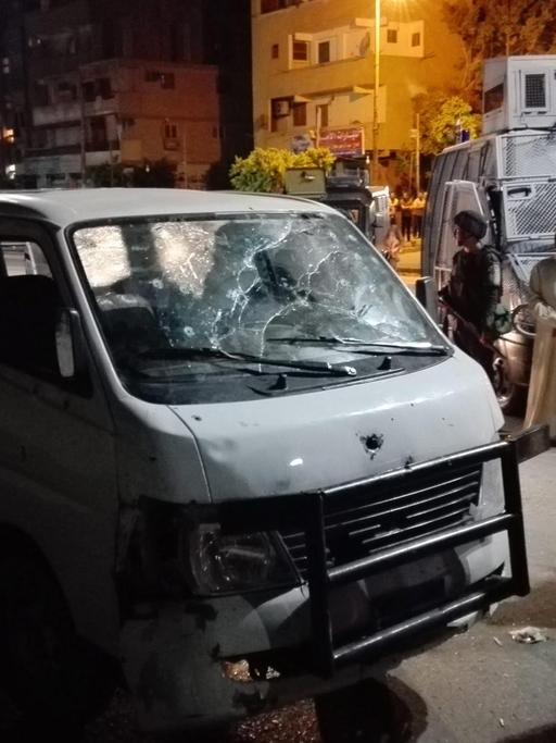 Ägyptische Polizisten stehen neben einem Polizeifahrzeug, das am 8. Mai 2016 durch vier unidentifizierte Schützen außerhalb von Kairo im Helwan-Distrikt attackiert wurde. Dabei kamen acht Polizisten ums Leben.