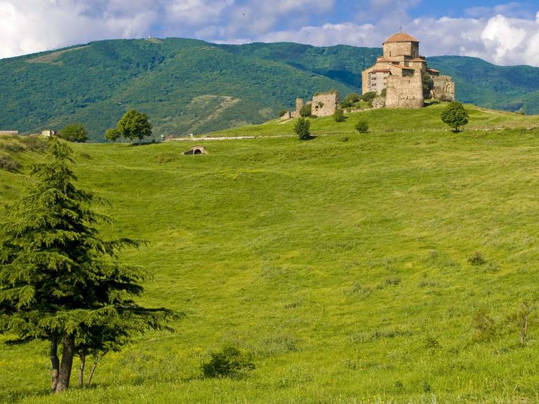 Mzcheta, Georgien, Vorderasien: Kloster Dschwari auf einem Hügel