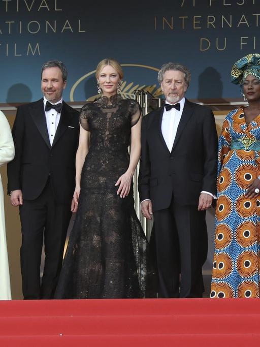Das Bild zeigt die Jury-Mitglieder in Cannes: Chang Chen, Kristen Stewart, Ava DuVernay, Denis Villeneuve, Cate Blanchett, Robert Guediguian, Khadja Nin, Andrey Zvyagintsev und Lea Seydoux auf dem roten Teppich.