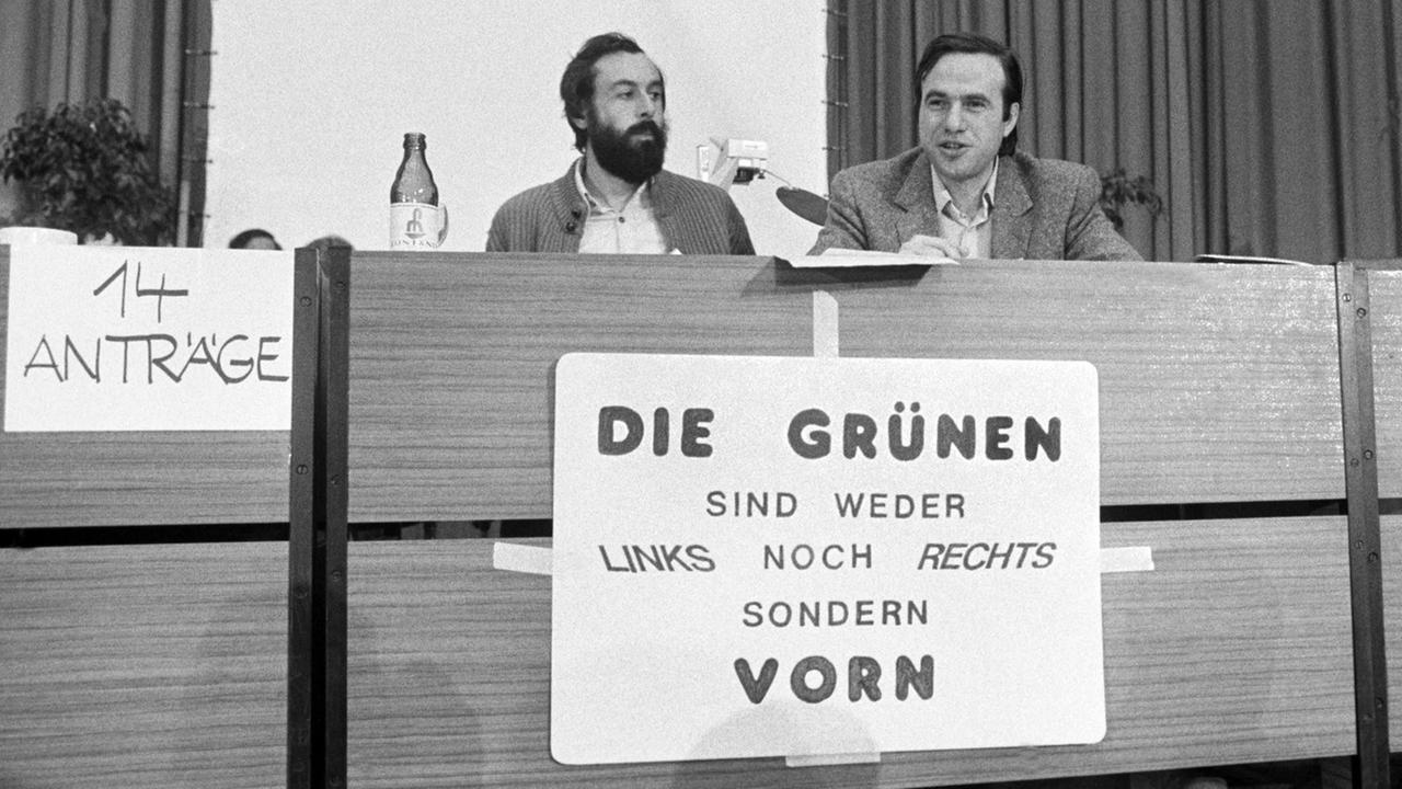 Karl Kerschgens (l) und Dietrich Wilhelm Plagemann in Karlsruhe auf dem Podium beim Kongress der "SPV - Die Grünen". Die grünen, alternativen und bunten Gruppierungen in der Bundesrepublik haben am 13.01.1980 eine Bundespartei mit dem Namen "Die Grünen" gegründet. 