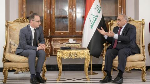 HANDOUT - 08.06.2019, Irak, Bagdad: Außenminister Heiko Maas (SPD, l) spricht mit Adil Abdul-Mahdi, Ministerpräsident des Irak. Maas besucht mehrere Länder im Nahen Osten zu politischen Gesprächen. (zu dpa «Maas auf Krisenmission im Irak: «Niemand darf Öl ins Feuer gießen»») Foto: Thomas Koehler/photothek.net/dpa - ACHTUNG: Nur zur redaktionellen Verwendung im Zusammenhang mit der aktuellen Berichterstattung und nur mit vollständiger Nennung des vorstehenden Credits | Verwendung weltweit