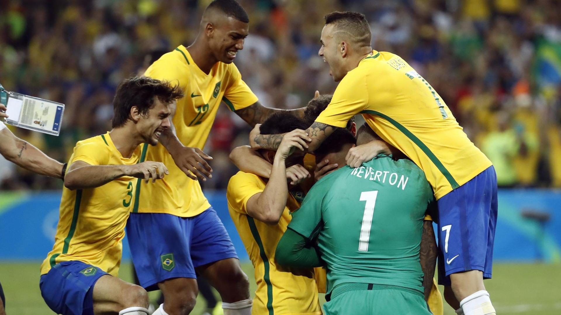 Brasilianische Fußballer jubeln- sie haben Deutschland im Elfmeterschießen 5:4 besiegt und Gold gewonnen. Den entscheidenden Treffer schoss Neymar.