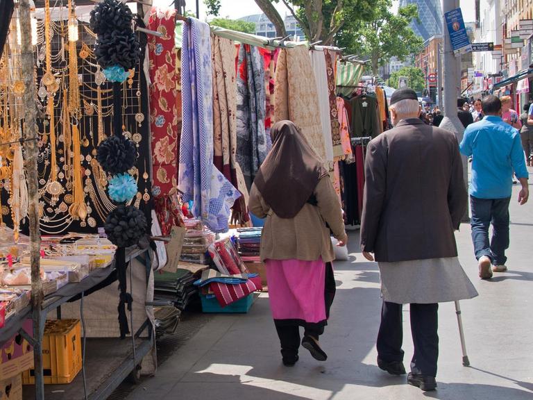 Ein Markt in Whitechapel in London, Großbritannien. In diesem Londoner Stadtteil sind über 40 Prozent der Menschen Muslime.