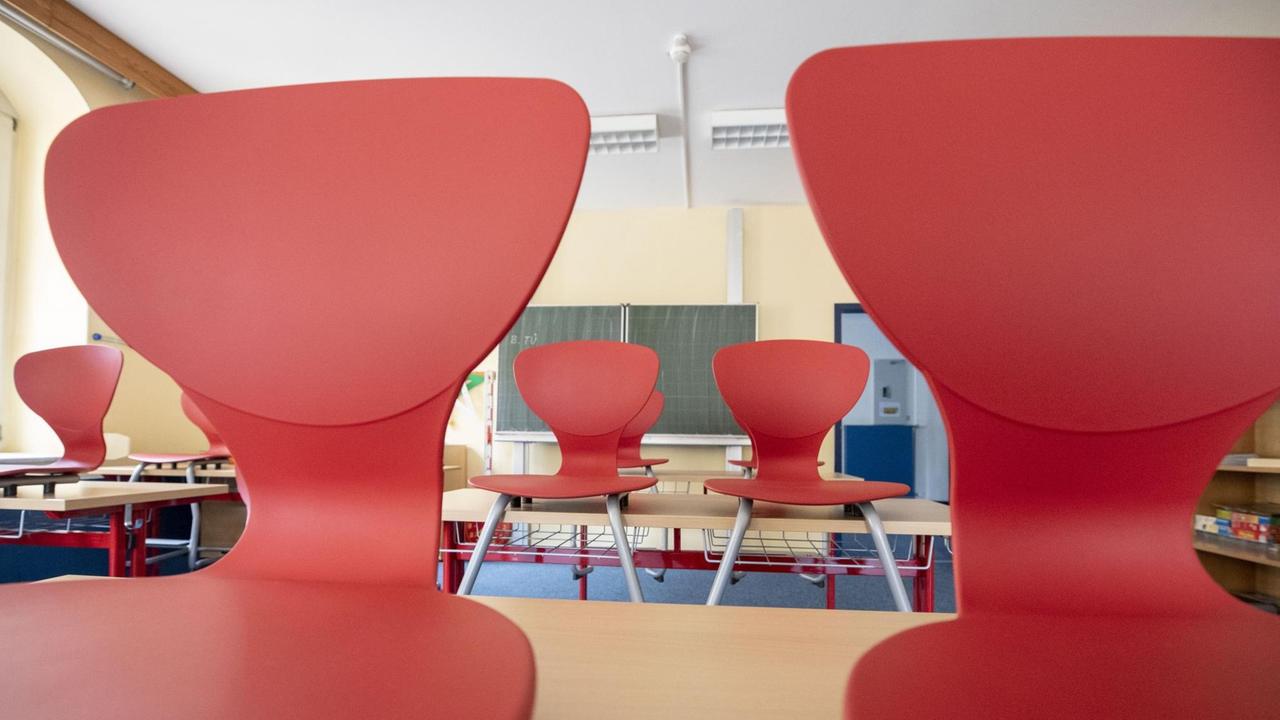 Mehrere Stühle in einem Klassenzimmer in der Grundschule in Königstein in Sachsen stehen auf dem Tisch. Mehrere Stühle in einem Klassenzimmer in der Grundschule in Königstein in Sachsen stehen auf dem Tisch.
