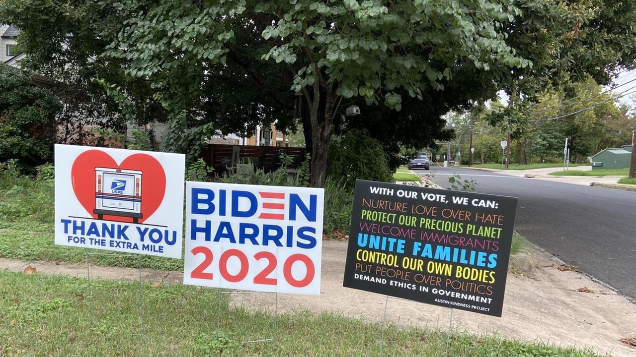 Ein "Biden 2020" Wahlkampfschild in einem Vorgarten in Texas.