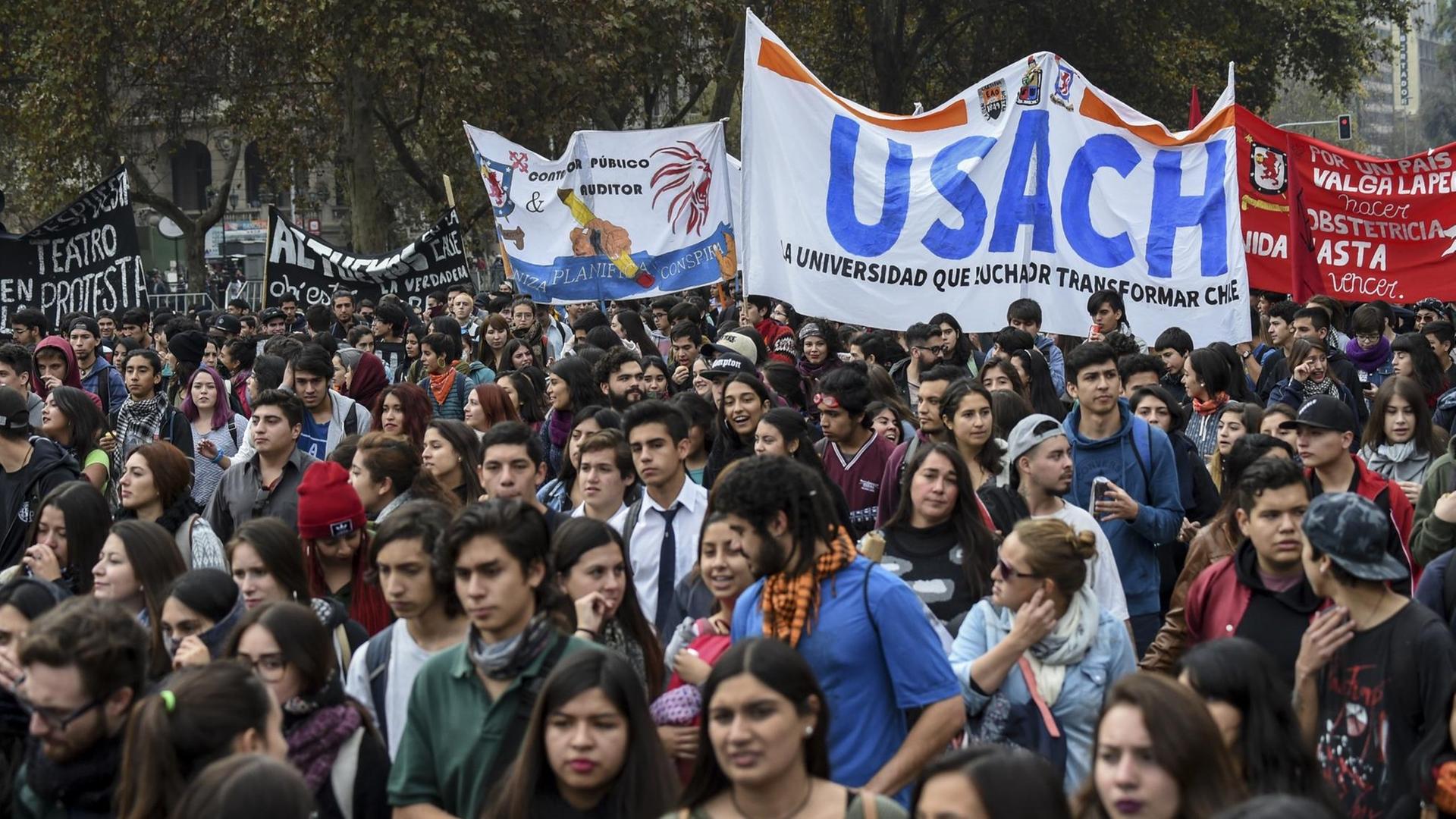 Studenten am 9. Mai 2017 beim Protestmarsch gegen die Erziehungsreformen in der chilenischen Hauptstadt Santiago.
