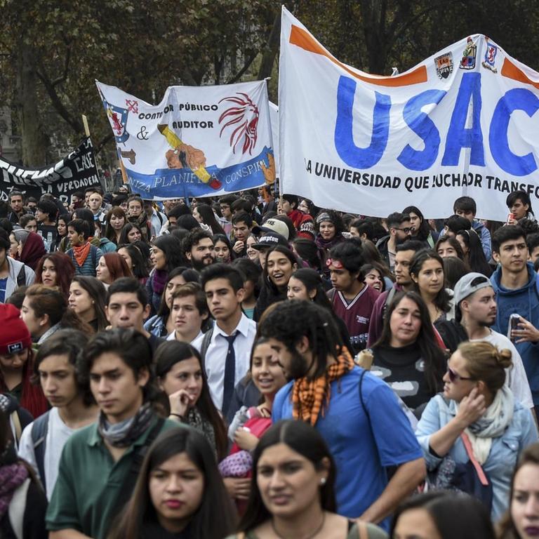 Studenten am 9. Mai 2017 beim Protestmarsch gegen die Erziehungsreformen in der chilenischen Hauptstadt Santiago.