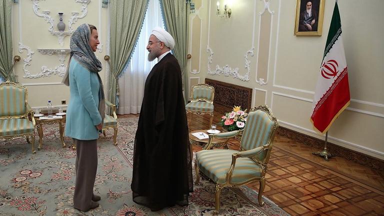Die EU-Außenministerin Federica Mogherini und Irans Präsident Hassan Rouhani stehen am 29. Oktober 2016 im Büro des Präsidenten in Tehran