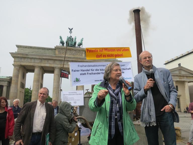 Bundestags-Abgeordente der Grünen, Bärbel Höhn, diskutiert mit Bürgern über das Freihandelsabkommen.