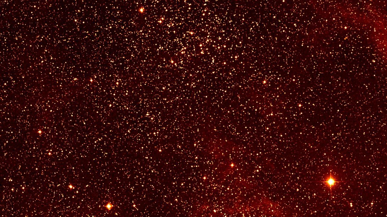 Der offene Sternhaufen Messier 38 erscheint in einem Fernglas als kleine Sternenwolke