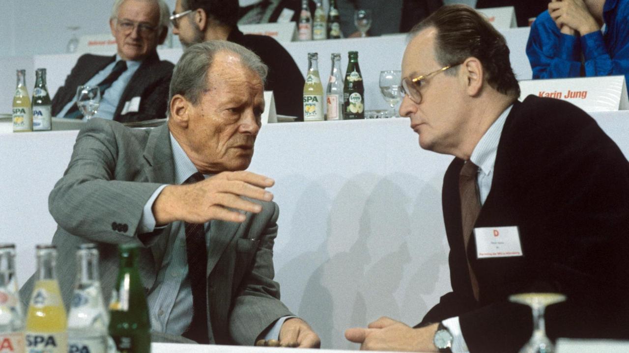 Willy Brandt (l) und Peter Glotz (r) im Gespräch auf dem SPD-Parteitag am 27.08.1986 in Nürnberg. In einer geheimen Abstimmung entschieden sich die Delegierten auf dem Parteitag der Sozialdemokraten in Nürnberg fast einstimmig für Johannes Rau als Kanzlerkandidaten für die nächtste Bundestagswahl.