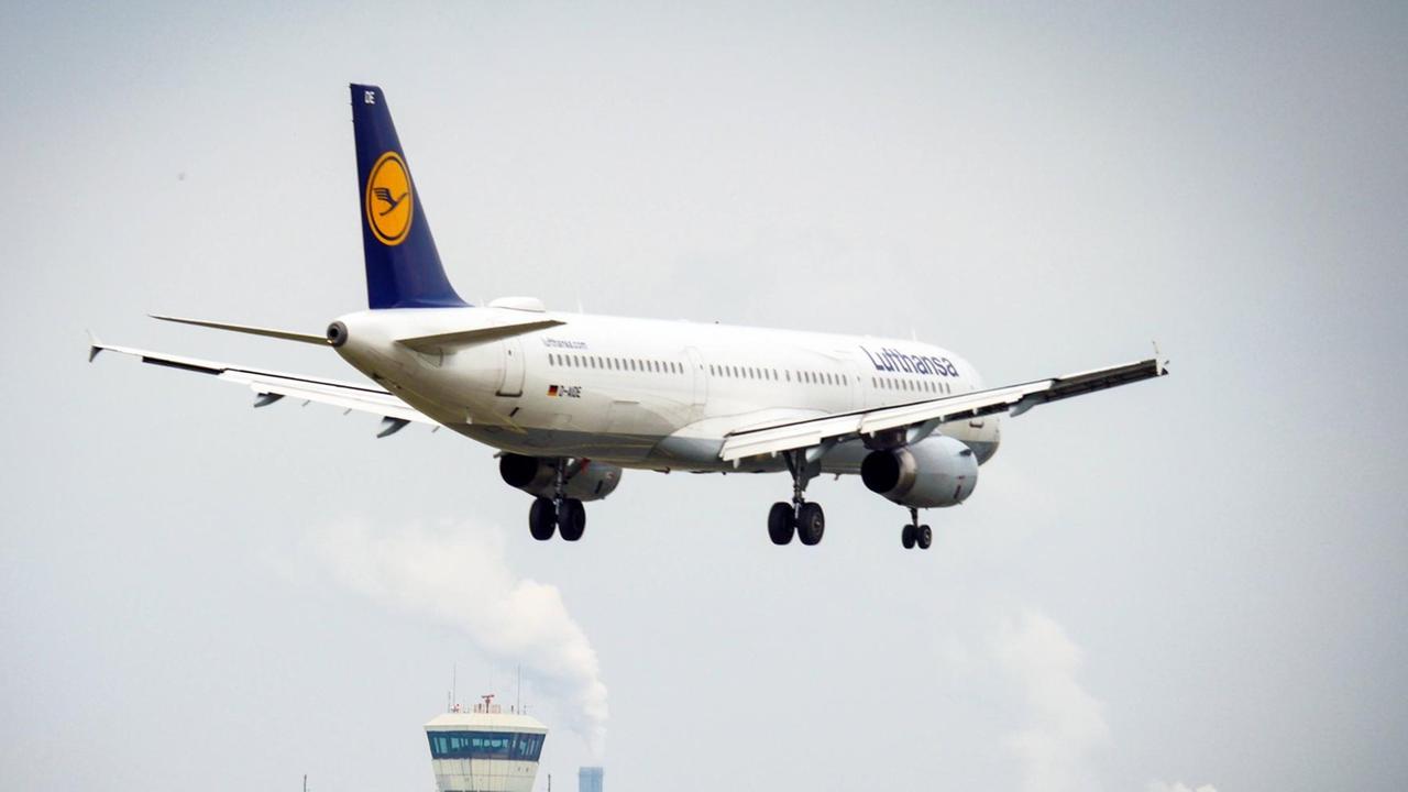 Eine Maschine der Lufthansa im Anflug auf den Flughafen Tegel in Berlin