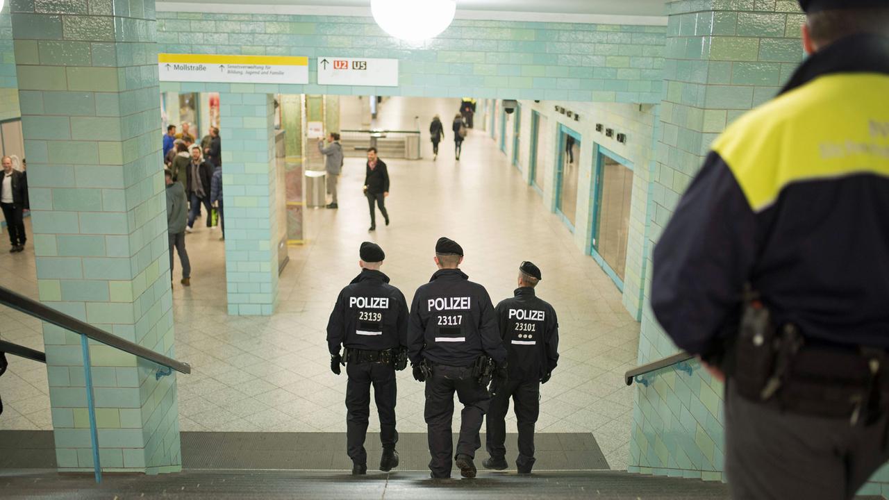 Die BVG und die Polizei laufen gemeinsam Streife am U-Bahnhof Alexanderplatz in Berlin; Aufnahme vom April 2017