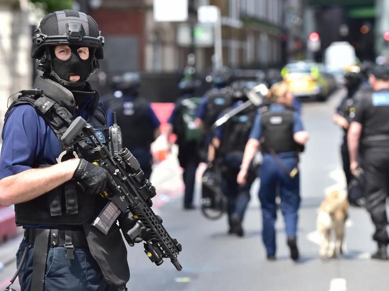 Schwer bewaffnete Polizisten patrouillieren nach dem Anschlag in London im Bereich um die London Bridge und den Borough Market.