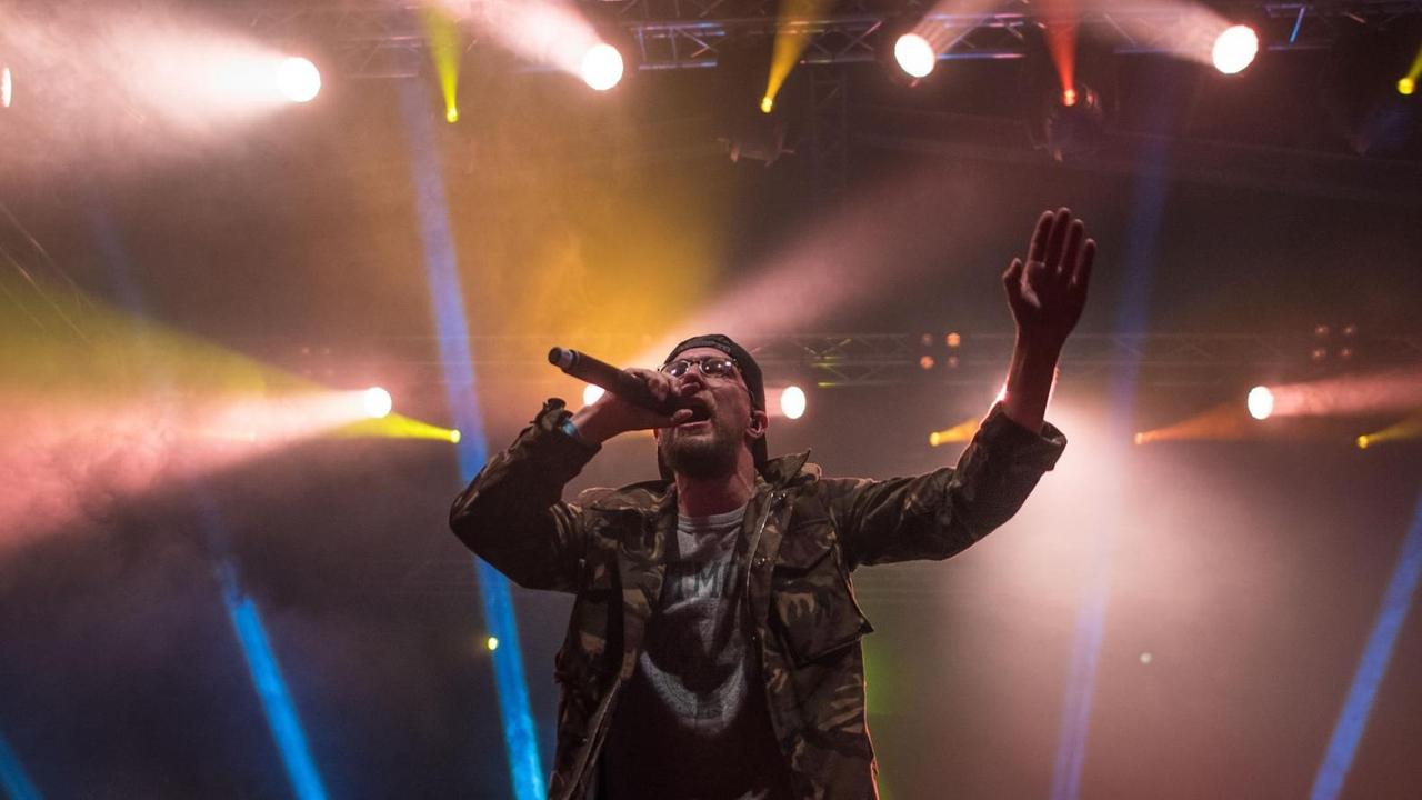 Friedrich Kautz alias Rapper Prinz Pi, ehemals Prinz Porno, steht am 12.07.2015 auf dem Festivalgelände beim Splash-Festival in Ferropolis (Sachsen-Anhalt) auf der Bühne.