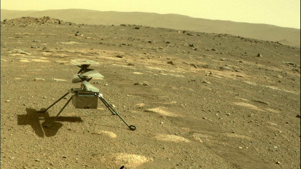 Der Hubschrauber «Ingenuity» der US-Raumfahrtbehörde Nasa ist auf dem Mars zu sehen, aufgenommen von der hinteren Kamera des Rovers «Perseverance».