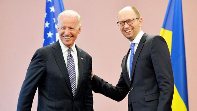 Der ukrainische Übergangsregierungschef Arseni Jazenjuk begrüßt US-Vizepräsident Joe Biden während eines Treffens in Kiew und hält ihn freundschaftlich an der Schulter.
