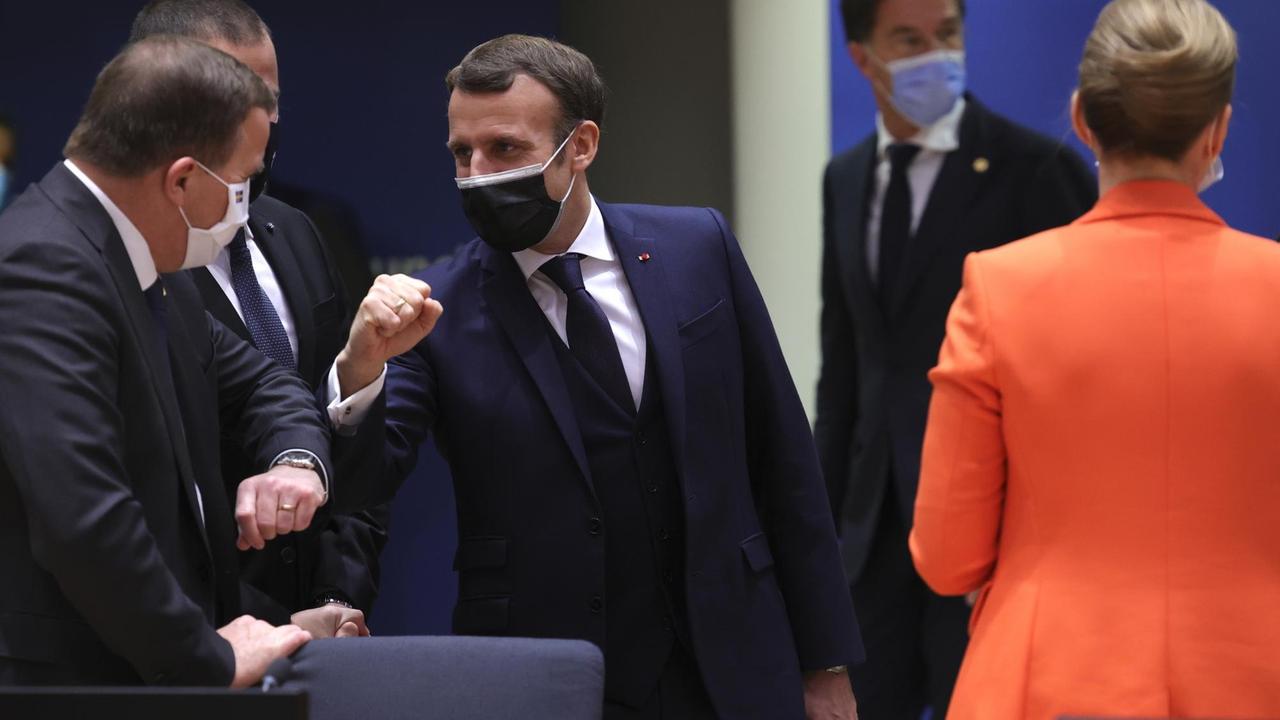 Der französische Präsident Emmanuel Macron (Mitte) am 10. Dezember beim EU-Gipfel in Brüssel. Elbogengruß mit Schwedens Ministerpräsident Stefan Löfven.