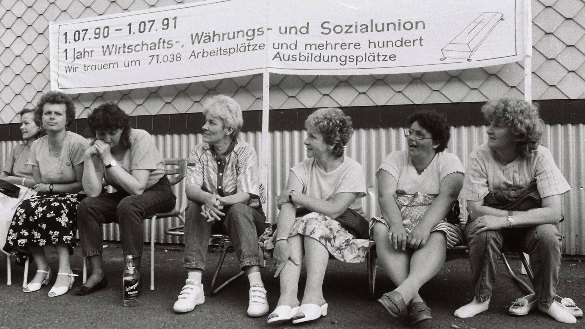 Frauen auf einer Bank bei der Besetzung der Treuhand Niederlassung in Suhl, Thüringen, aufgenommen am 01.07.1991.