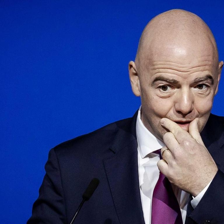 Portrait von FIFA-Präsidenten Gianni Infantino, der sich nachdenklich an den Mund fasst