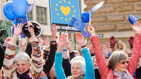 Teilnehmer einer Kundgebung für Europa der Initiative "Pulse of Europe" stehen am 02.04.2017 in Hamburg auf dem Rathausmarkt vor dem Rathaus, um ein Zeichen für die Einheit Europas zu setzen.