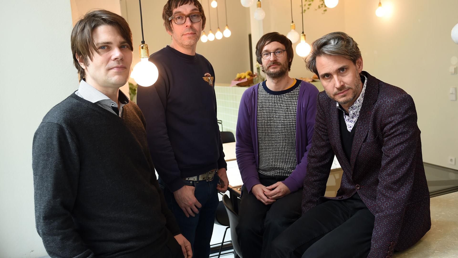Der Bassist Jan Müller (l-r), Gitarrist und Keyboarder Rick McPhail, Schlagzeuger Arne Zank und Sänger Dirk von Lowtzow der Band Tocotronic am 16.03.2015 in Berlin