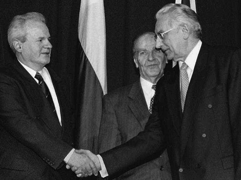 Die einstigen Feinde schütteln sich die Hände: Alija Izetbegovic (Bosnien, Mitte) sieht dabei Franjo Tudjman (Kroatien, rechts) und Slobodan Milosevic (Serbien, links) nach der Unterzeichnung des Friedensvertrages für Bosnien-Herzegowina am Dienstag (21.11.95) in Dayton (US-Bundeststaat Ohio) zu. |