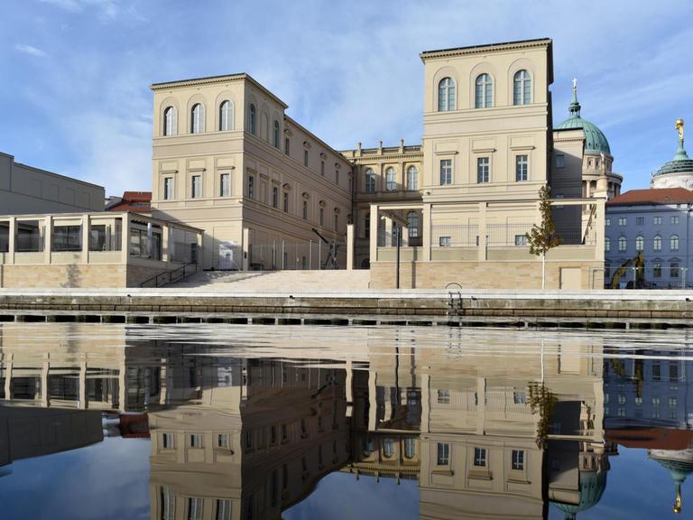 Der Bau des neuen Museum Palais Barberini spiegelt sich am 21.11.2016 in der Havel in Potsdam (Brandenburg).