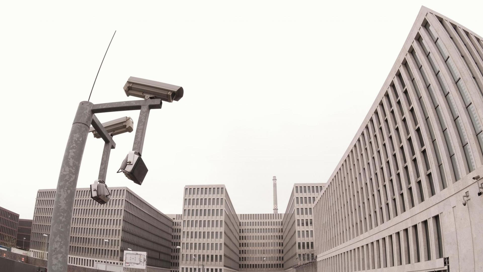 Blick auf das Gebäude der Zentrale des Bundesnachrichtendienstes (BND) mit Überwachungskameras in Berlin