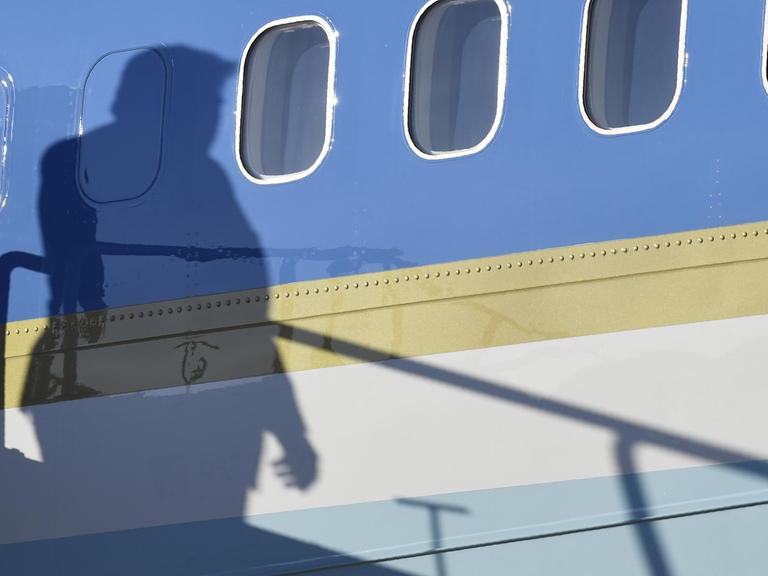 Donald Trump wirft seinen Schatten an die Bordwand der Air Force One.