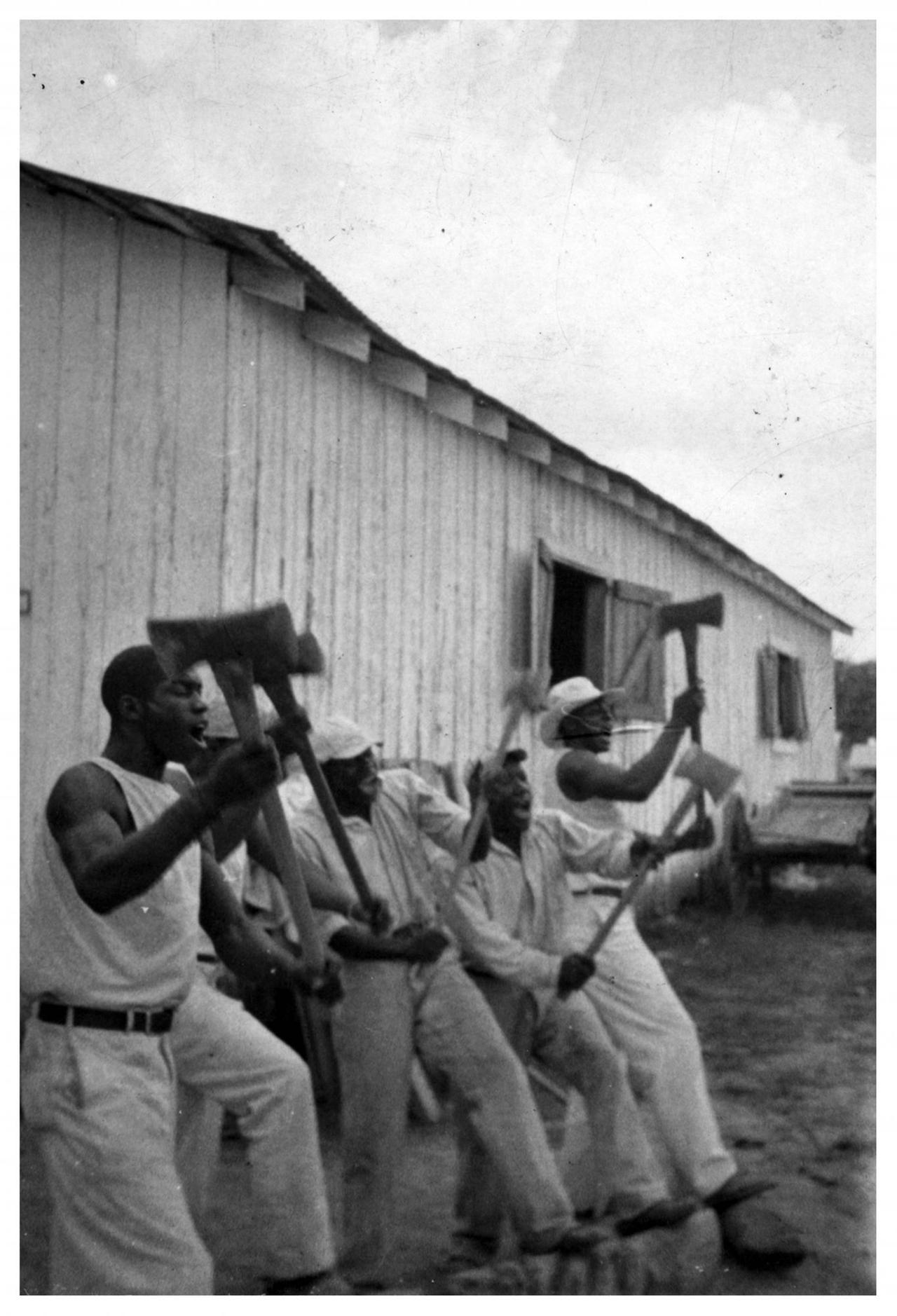 Afroamerikanische Gefangene im Jahr 1934 singen während der Feldarbeit in der Darrington State Farm, Fotografiert von Alan Lomax (1915-2002). 