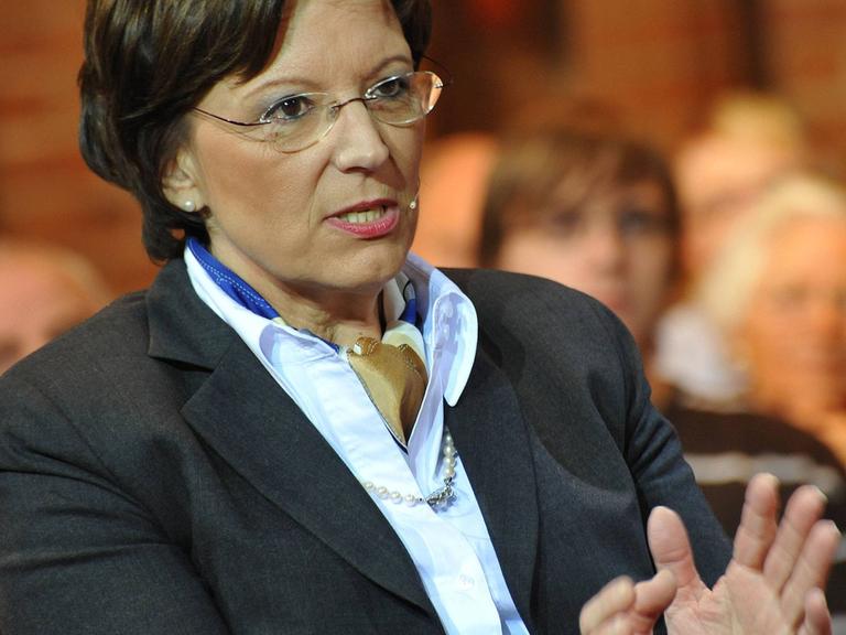 Die bayerische Familienministerin Emilia Müller diskutiert in einer Fernsehsendung.