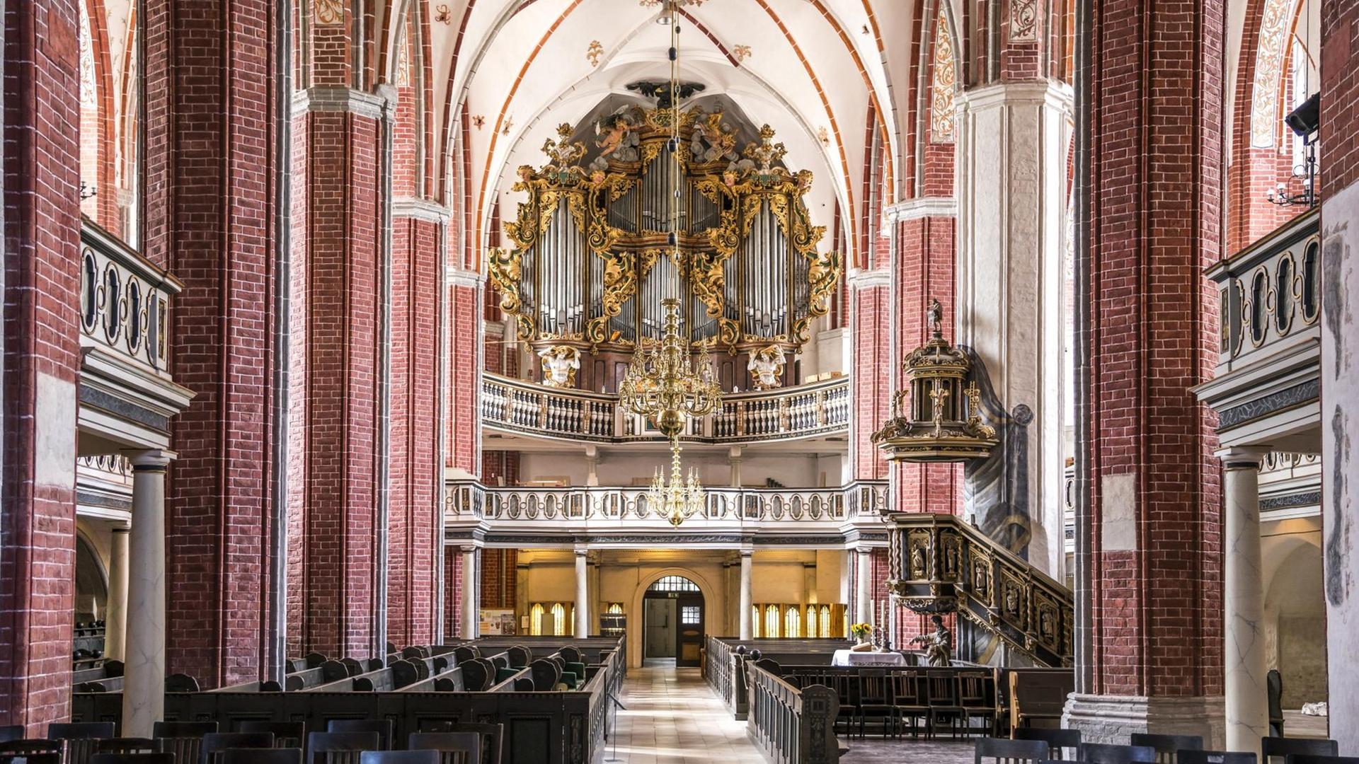 Innenraum und Orgel in der evangelischen Pfarrkirche St. Katharinen in Brandenburg an der Havel