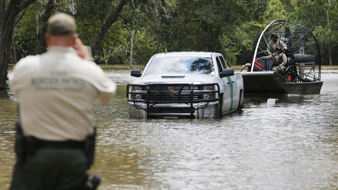 Zehntausende Helfer sind im Einsatz in Texas und Louisiana. Das Bild zeigt Helfer, die per Spezialboot einen Geländewagen aus den Fluten zu befreien versuchen.