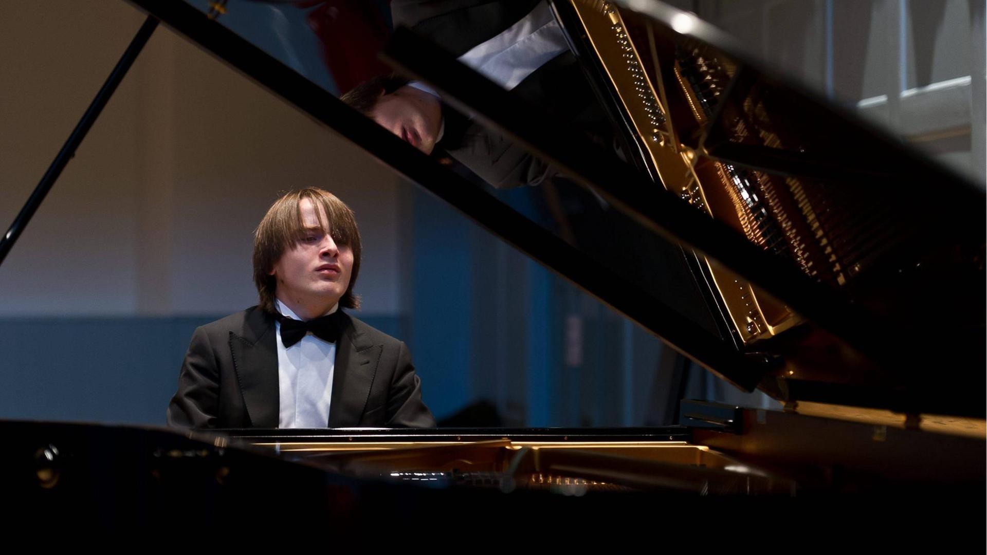 Der russische Pianist Daniil Trifonov spielt an einem Flügel