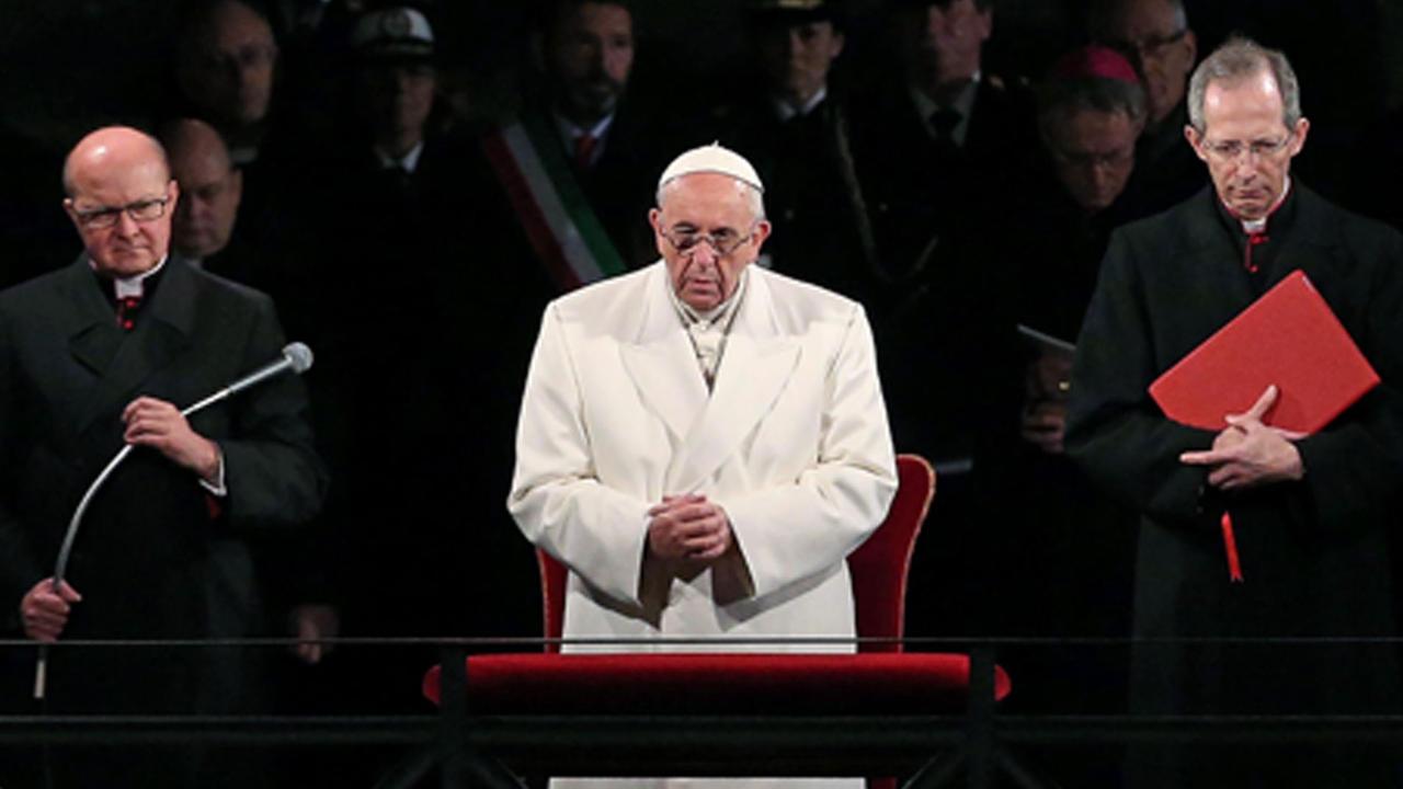 Papst Franziskus faltet die Hände.