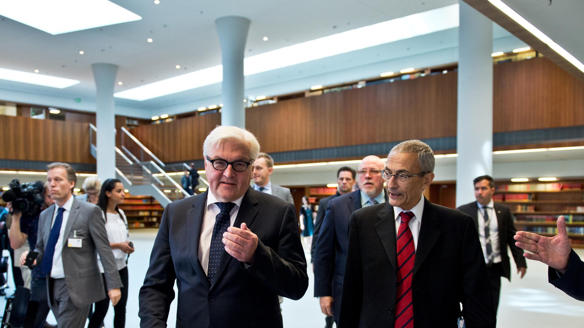 Bundesaußenminister Frank-Walter Steinmeier (SPD, l) und Ex-US-Stabschef John Podesta am 27.06.2014 im Auswärtigen Amt in Berlin beim "Transatlantischen Cyber-Dialog".