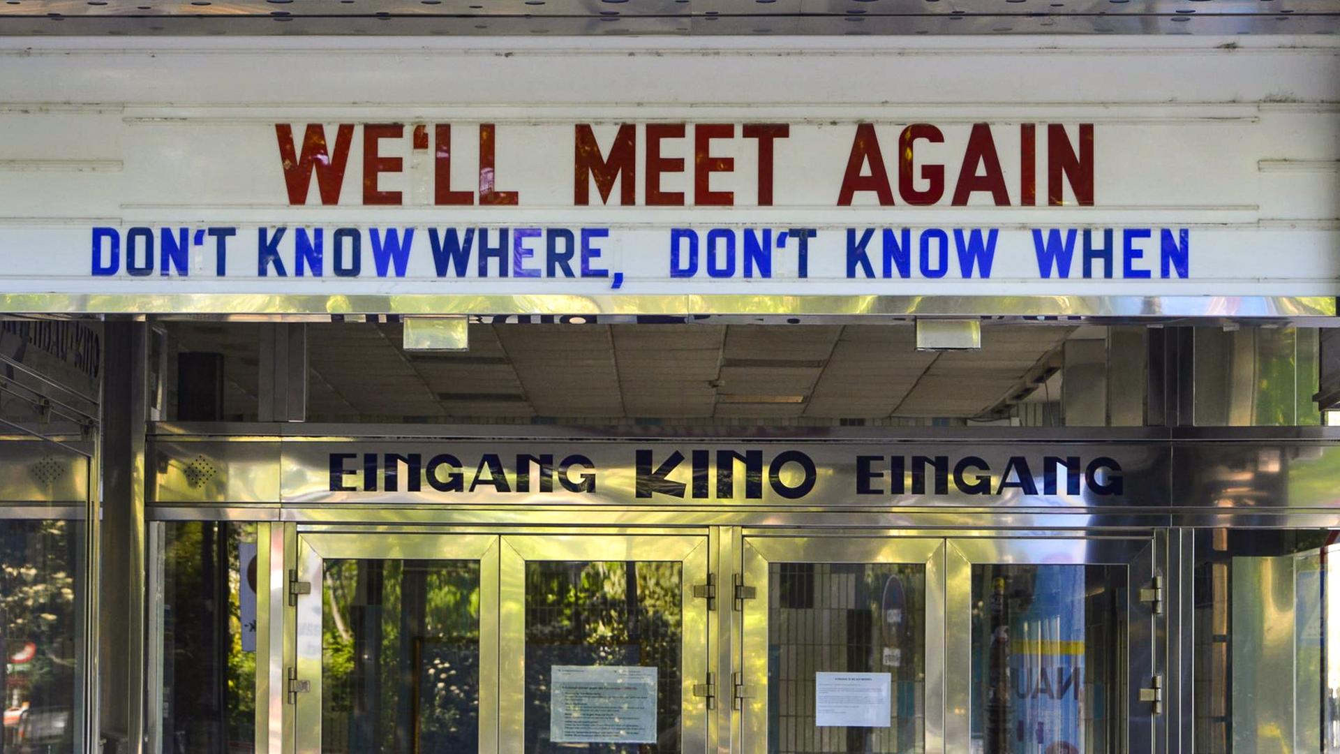 Der Eingang zum geschlossenen Gartenbaukino in Wien, darüber hängt ein Plakat: "We'll meet again. Don't know where, don't know when"