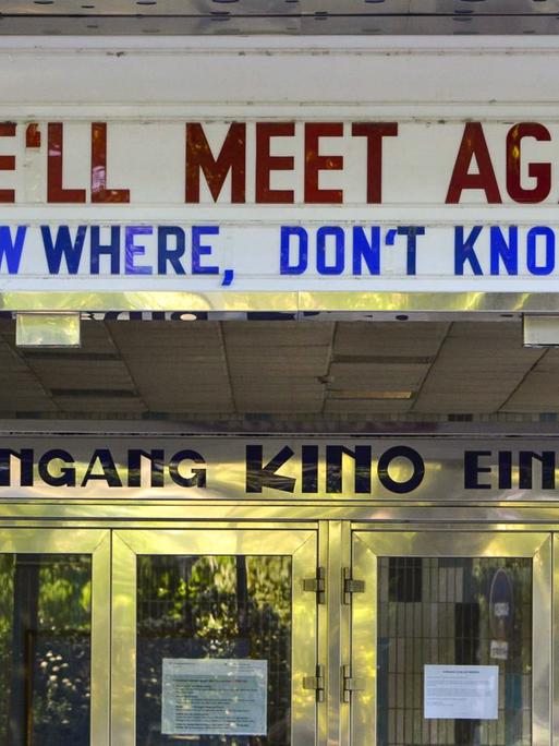Der Eingang zum geschlossenen Gartenbaukino in Wien, darüber hängt ein Plakat: "We'll meet again. Don't know where, don't know when"