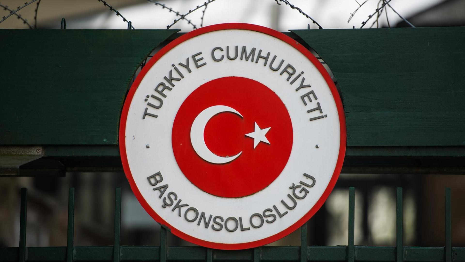 Ein Schild in Landessprache weist in Mainz auf das Generalkonsulat der Türkei hin.