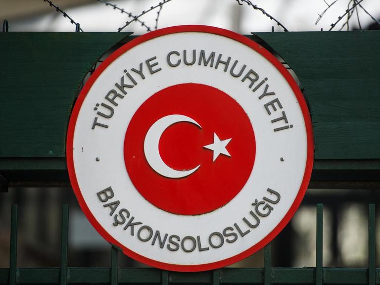 Ein Schild in Landessprache weist in Mainz auf das Generalkonsulat der Türkei hin.