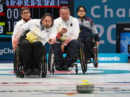 Paralympics, Gangneung Curlingcenter, Rollstuhl-Curling. Die Deutschen Heike Melchior (l-r), Wolf Meissner und Harry Pavel im Spiel gegen Südkorea