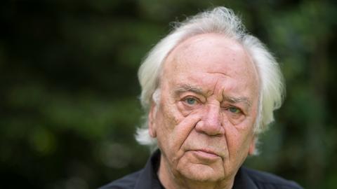 Der Schriftsteller Jürgen Becker posiert am 30. Mai 2014 in seinem Garten in Odenthal (Nordrhein-Westfalen).