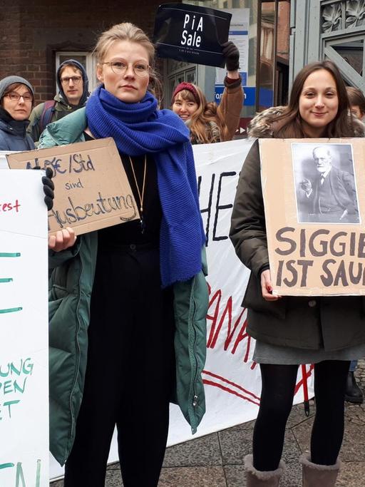 Protestieren gegen die Ausbeutung während der Ausbildung: Psychotherapeutinnen und -therapeuten in Ausbildung vor dem Charité Campus in Berlin.