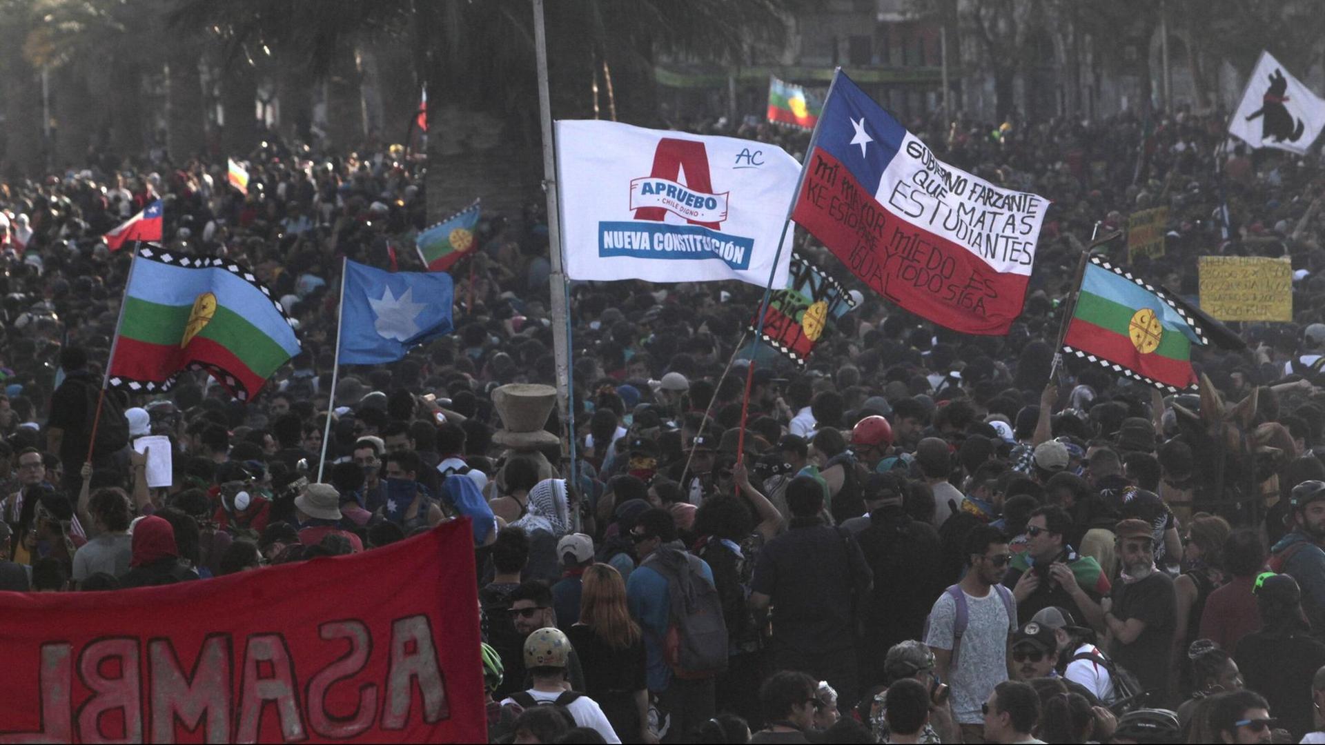 Demonstration auf der Plaza Italia in Santiago de Chile