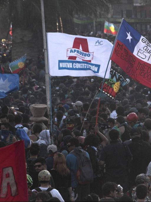 Demonstration auf der Plaza Italia in Santiago de Chile