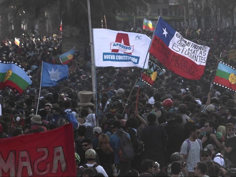 Demonstration auf der Plaza Italia in Santiago de Chile