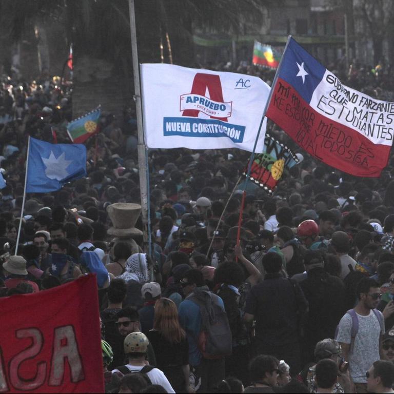 Demonstration auf der Plaza Italia in Santiago de Chile